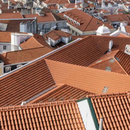 Condomínio deve pagar R$ 6 mil por lixo em telhado do vizinho
